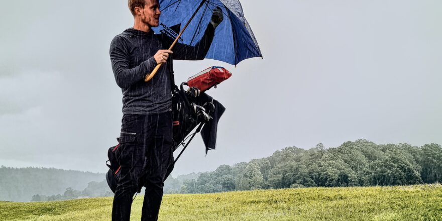 Es buena idea jugar al golf con lluvia