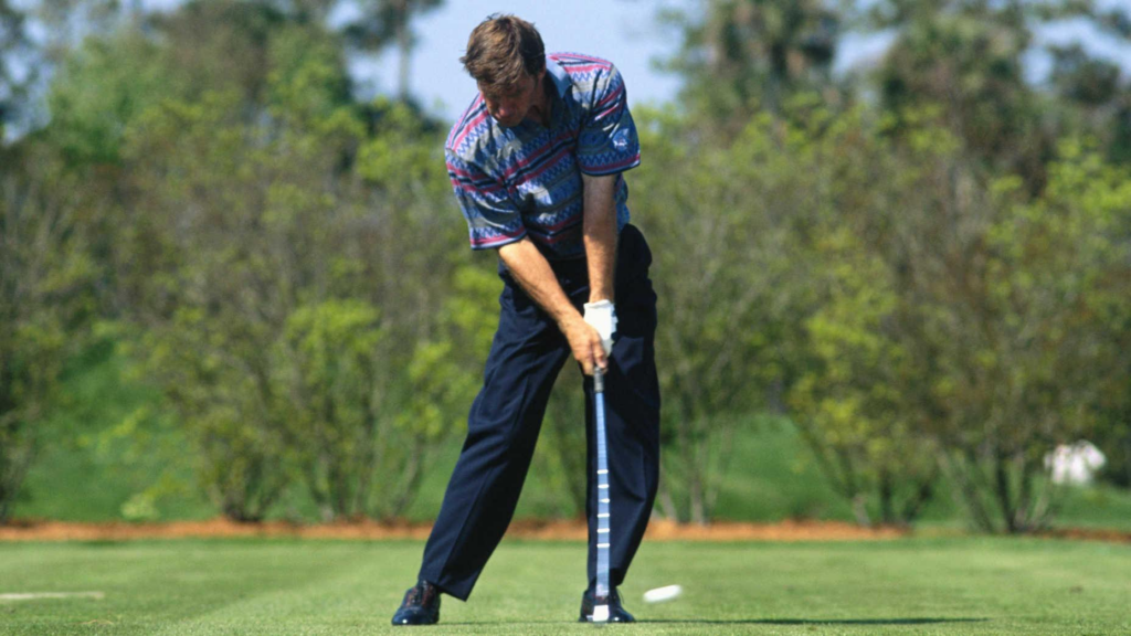 postura adecuada durante el swing de golf 